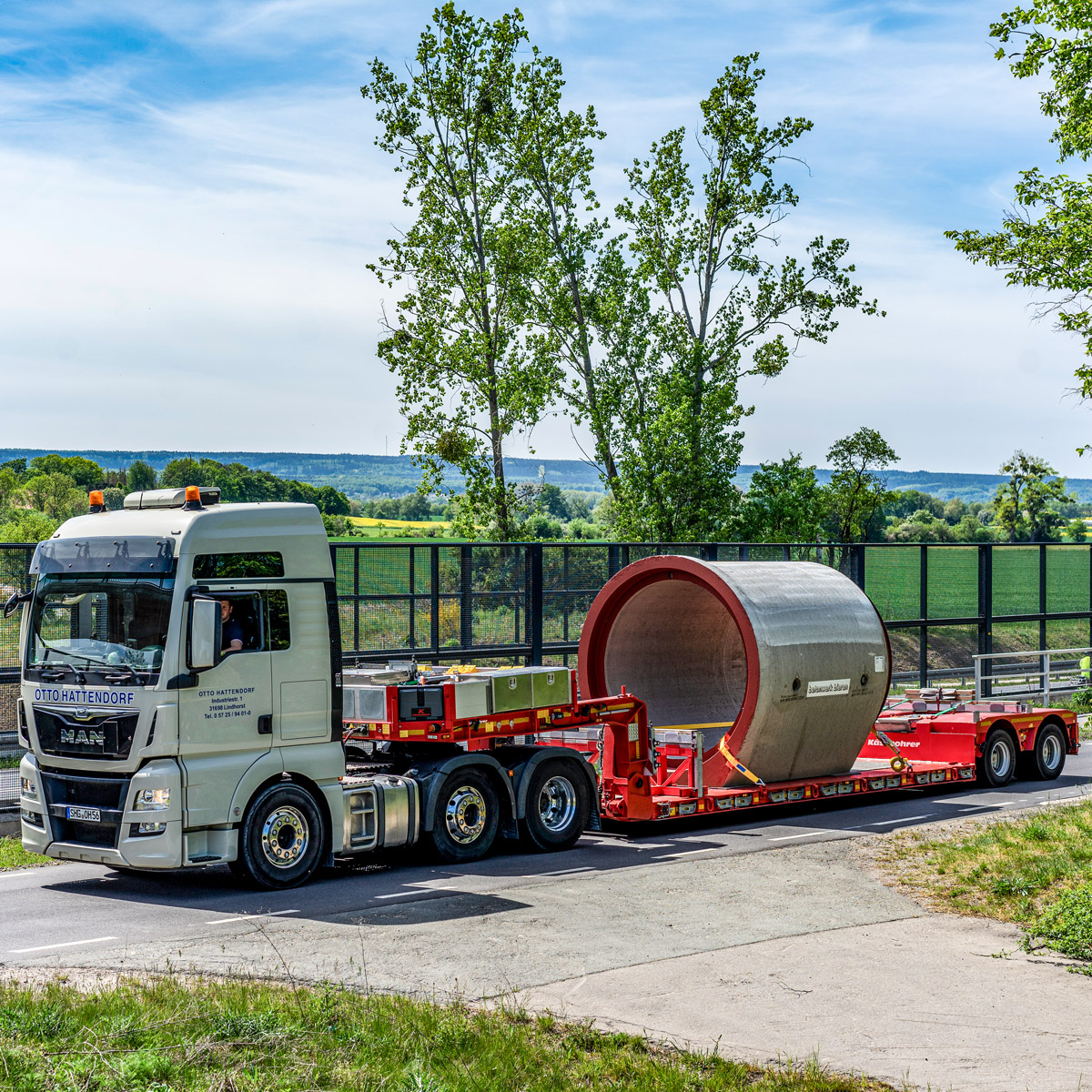 2-Achs Tiefbett/Kesselbruecke Für alle speziellen, schweren, langen, breiten und hohen Transportgüter stehen uns Tiefbetten/Kesselbrücken mit modernster Technik in unserem Fuhrpark zur Verfügung.