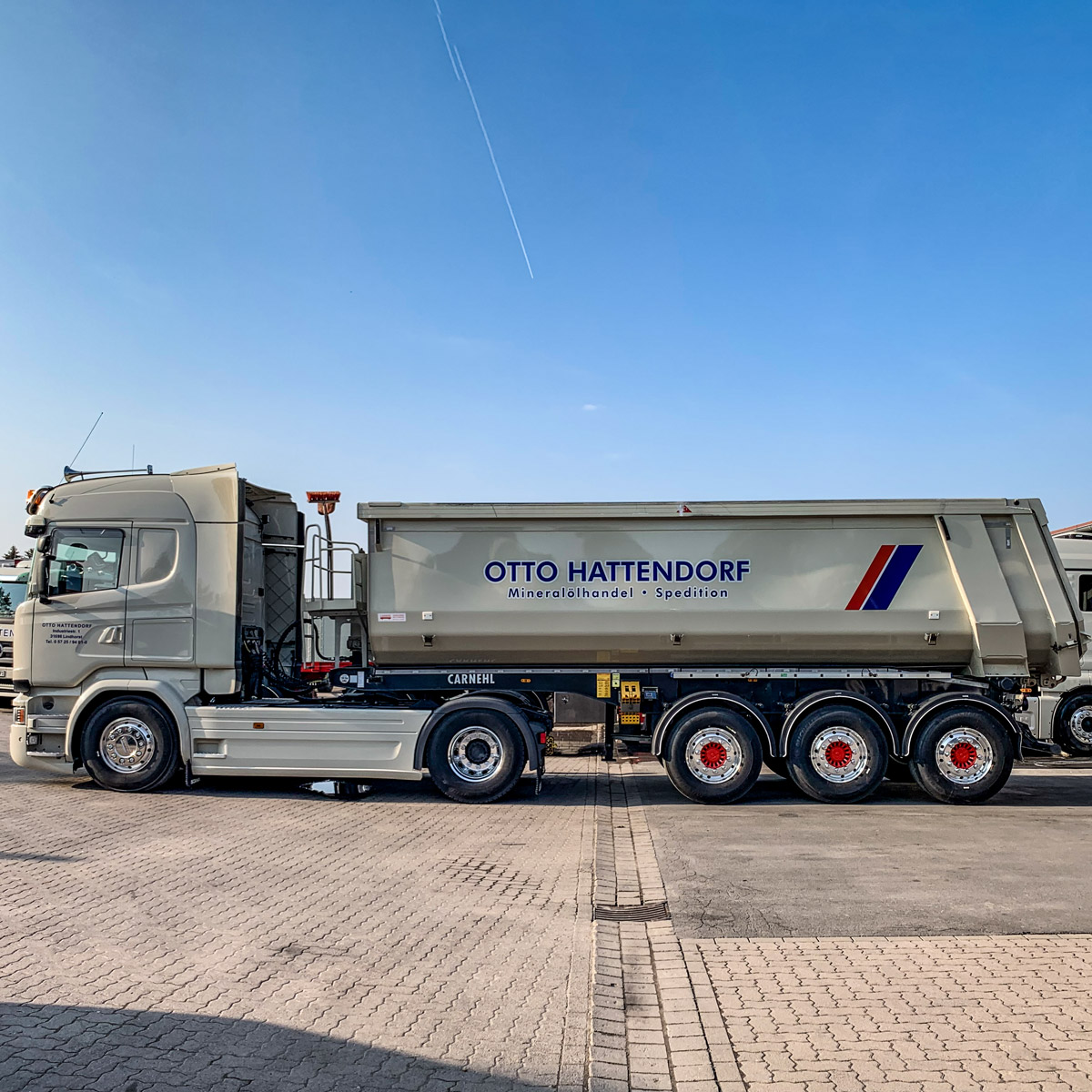 3-Achs Kipper Für jegliche Schüttgut Transporte stehen uns 3-Achs Kipper (Sattel Auflieger) mit modernster Technik in unserem Fuhrpark zur Verfügung.