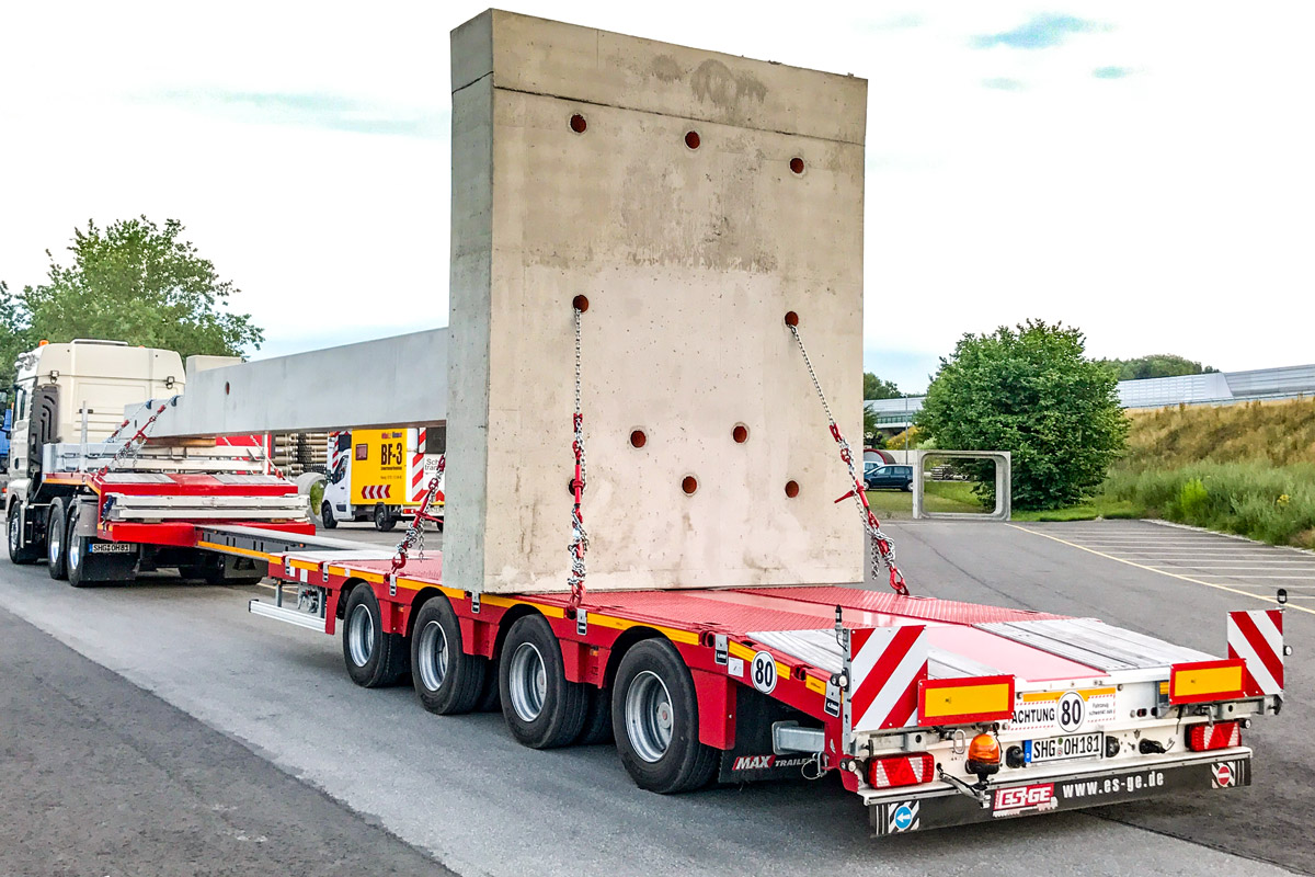 4-Achs Semi Für alle speziellen, schweren, langen, breiten und hohen Transportgüter stehen uns Tieflader des belgischen Fahrzeugbauers Faymonville mit modernster Technik in unserem Fuhrpark zur Verfügung.