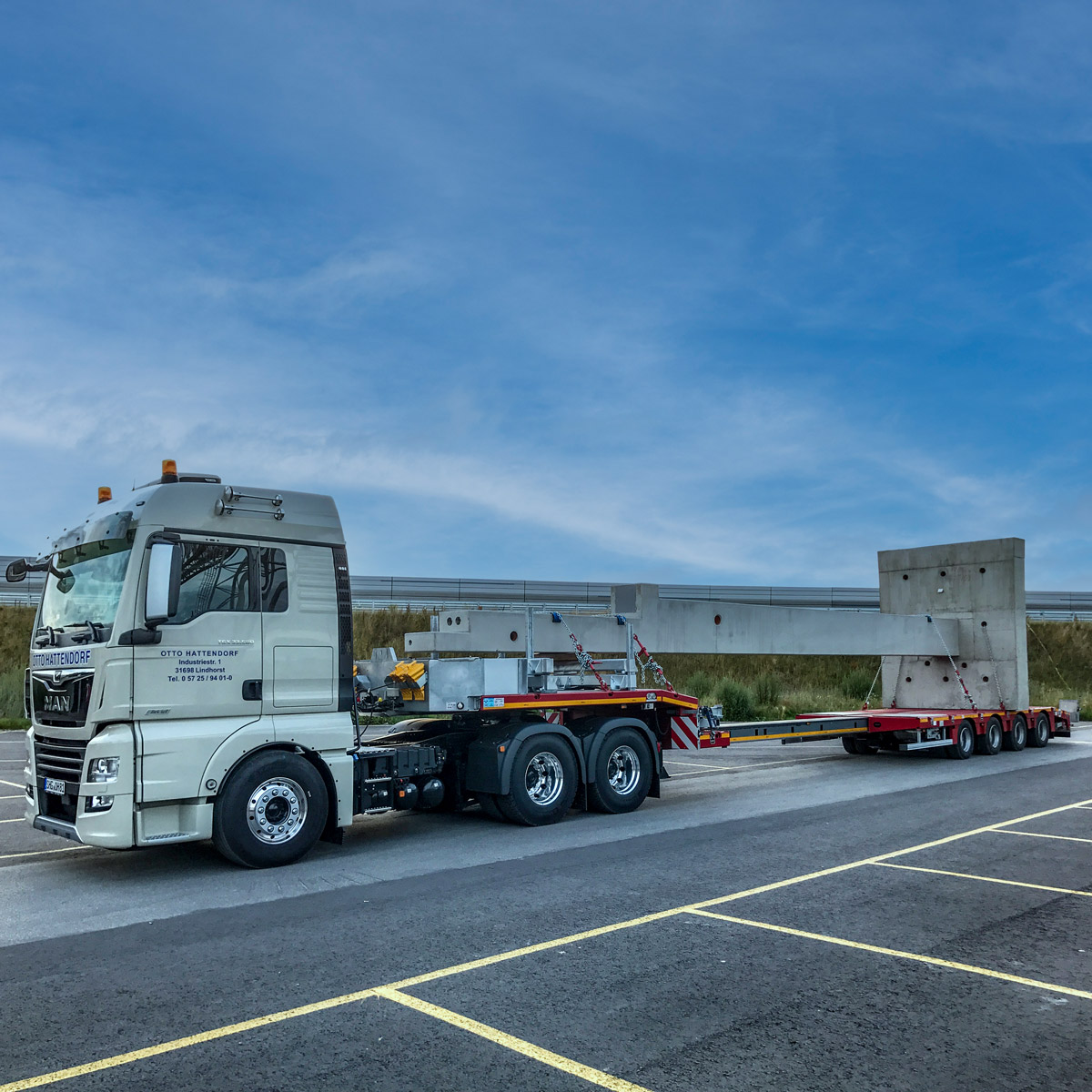 4-Achs Semi Für alle speziellen, schweren, langen, breiten und hohen Transportgüter stehen uns Tieflader des belgischen Fahrzeugbauers Faymonville mit modernster Technik in unserem Fuhrpark zur Verfügung.