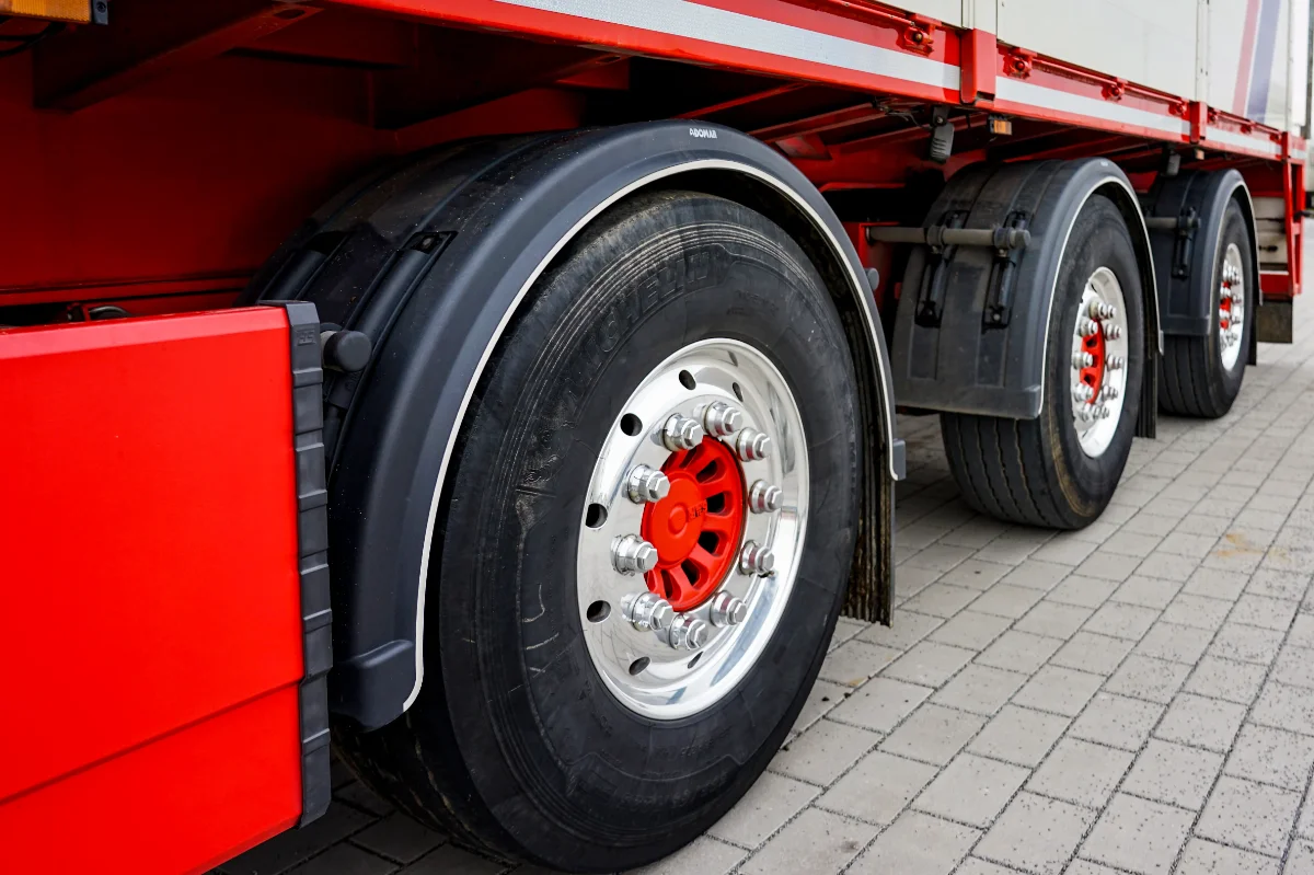 Fahrerschulungen sind entscheident 3 LKW-Räder in der Schrägansicht
