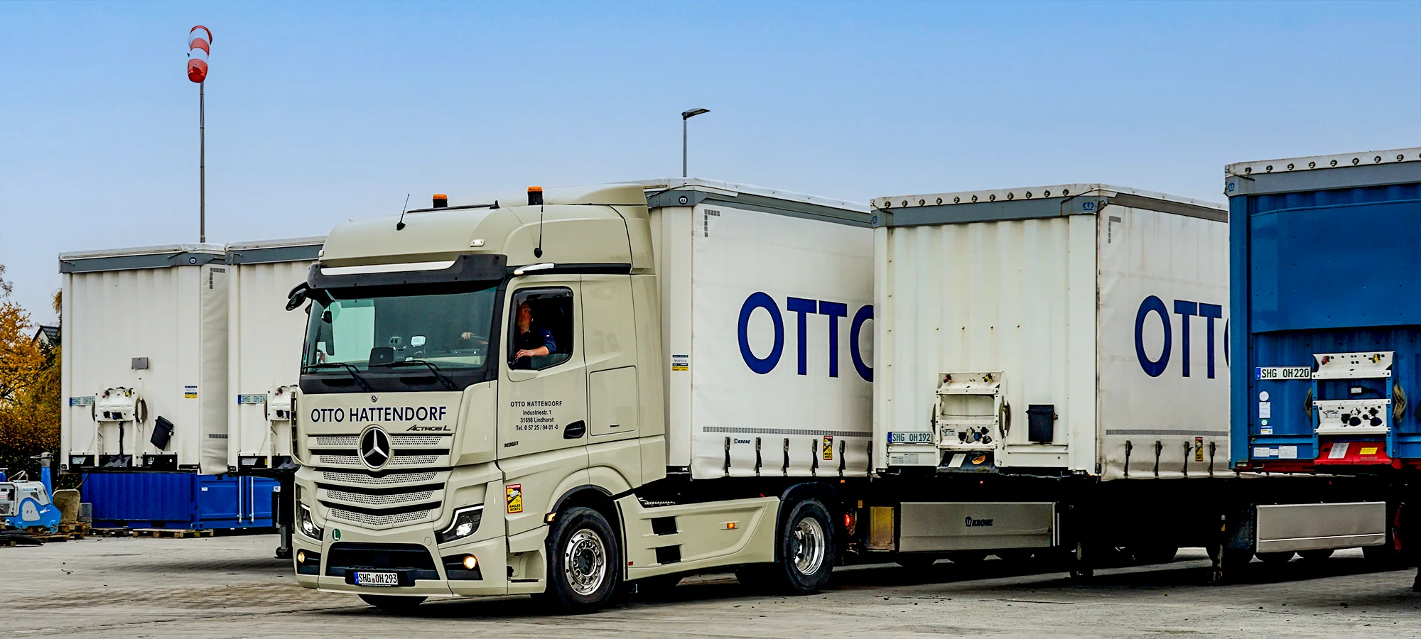 Starte deine karriere bei Otto-Hattendorf Neuer Fahrer fährt mit einem Curtainsider von Otto Hattendorf vom Parkplatz des Fuhrparks