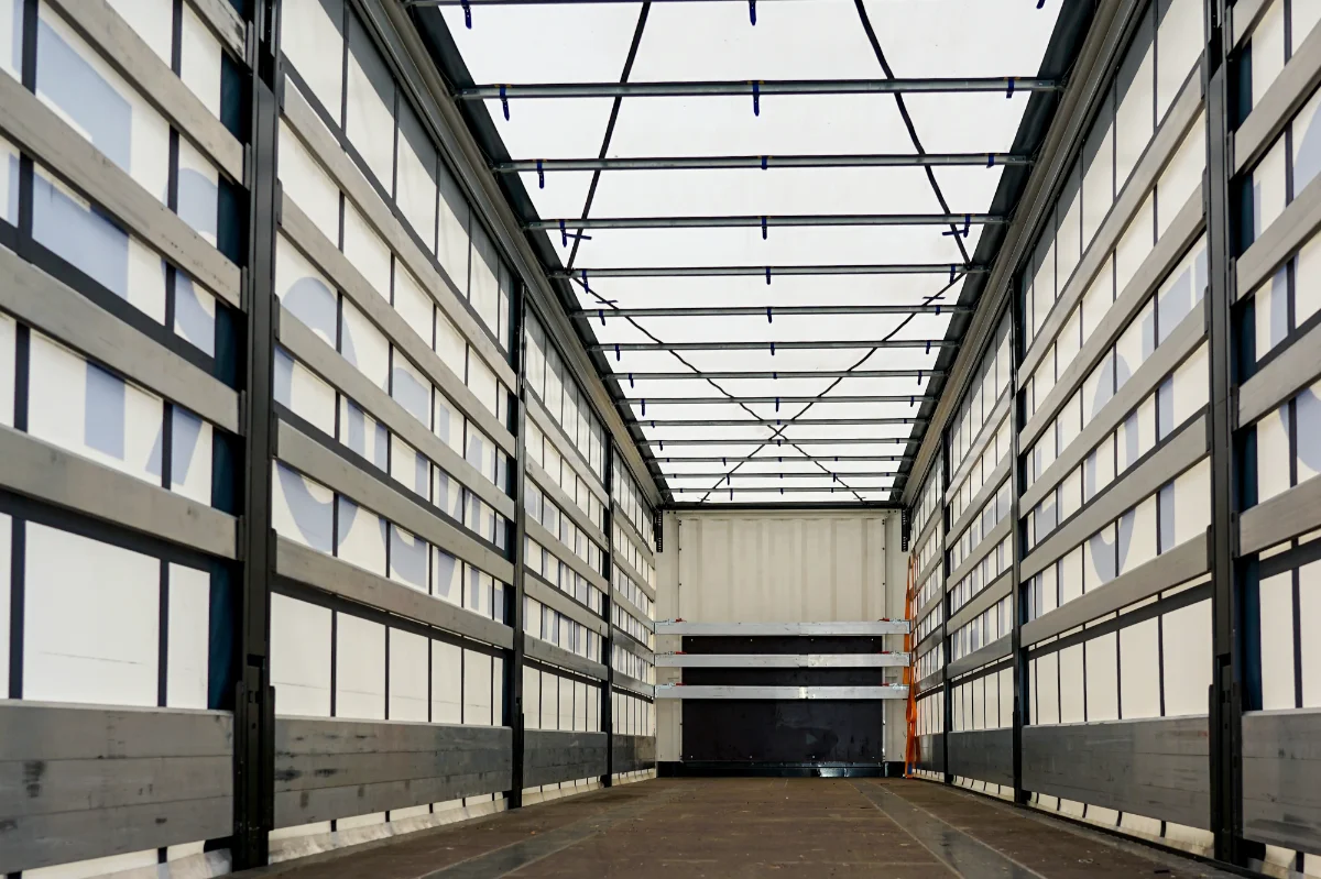 Ladungssicherung ist selbstverständlich Ladefläche eines Planen-LKW der Otto Hattendorf GmbH