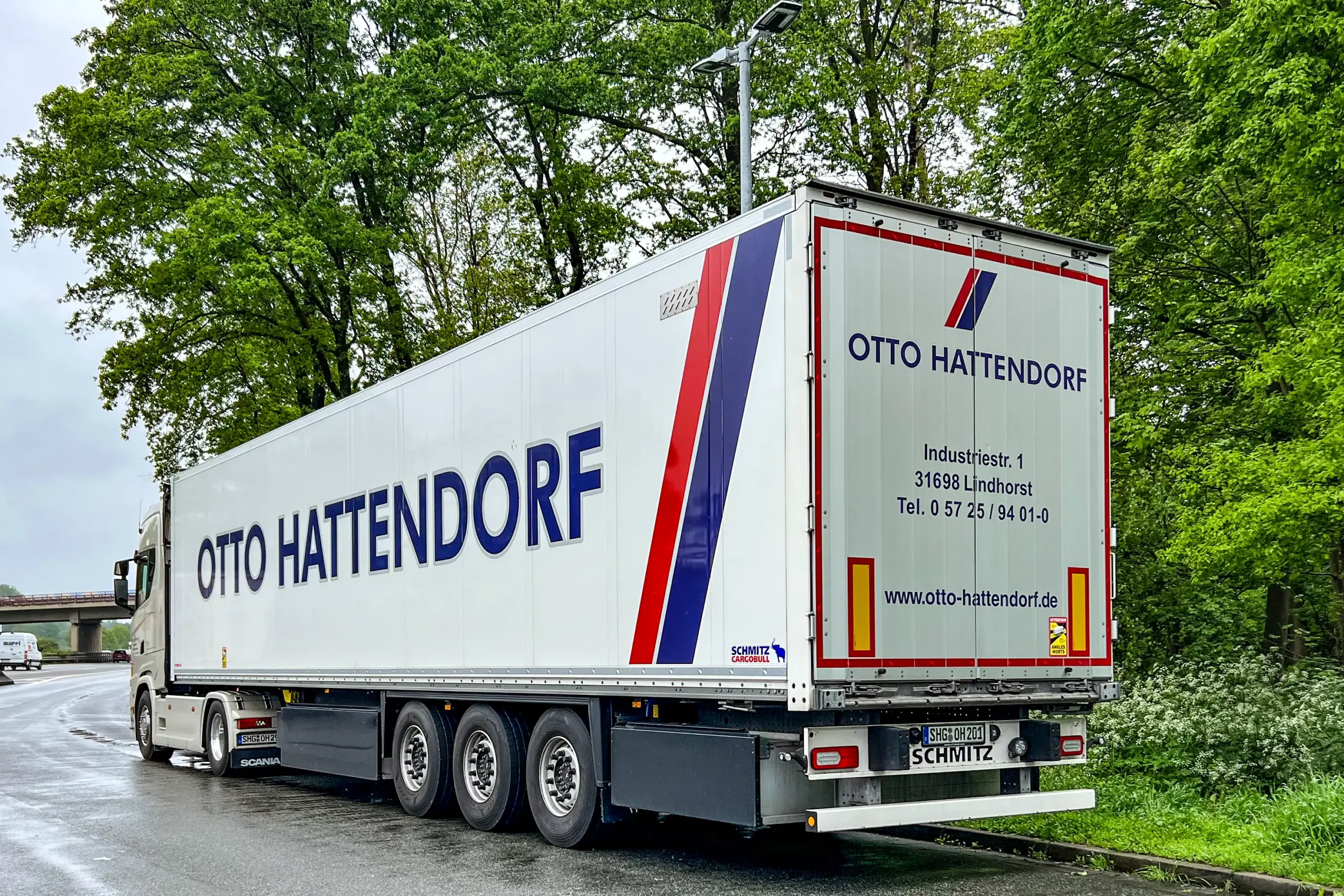 3-Achs Trockenfrachtauflieger Für alle normalen oder witterungsempfindlichen Transporte stehen uns 2- und 3-Achs-Trockenfrachtauflieger mit modernster Technik in unserem Fuhrpark zur Verfügung.